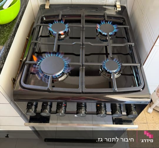 כיריים גז עם להבות פעילות במטבח